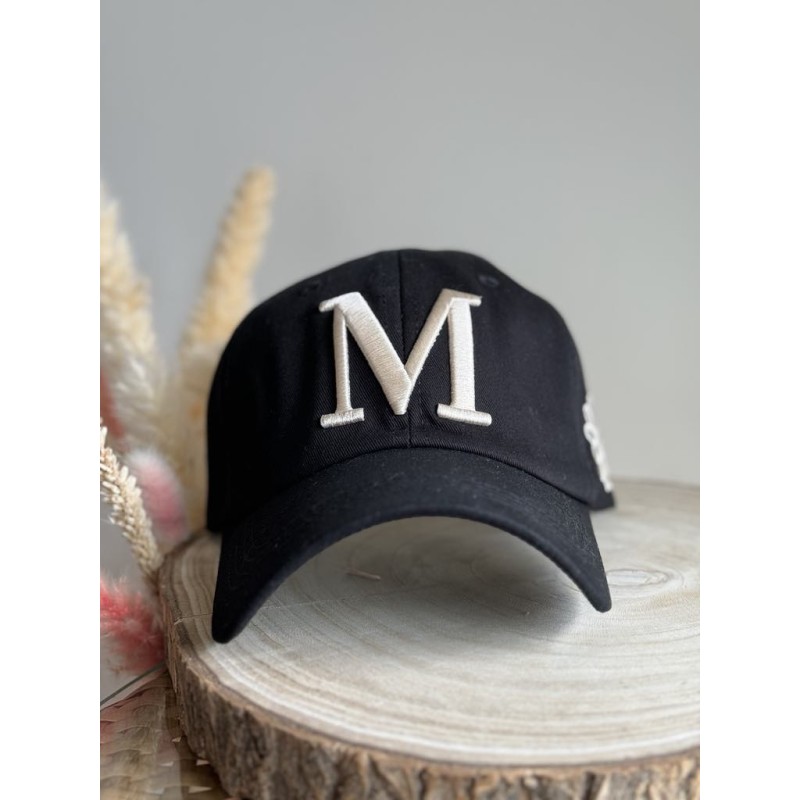 Casquette noire avec inscription beige