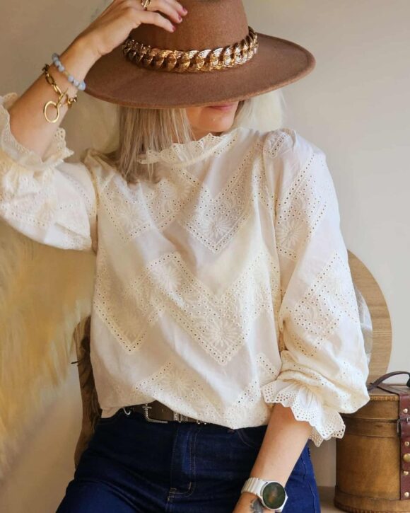 Blouse femme à la broderie anglaise