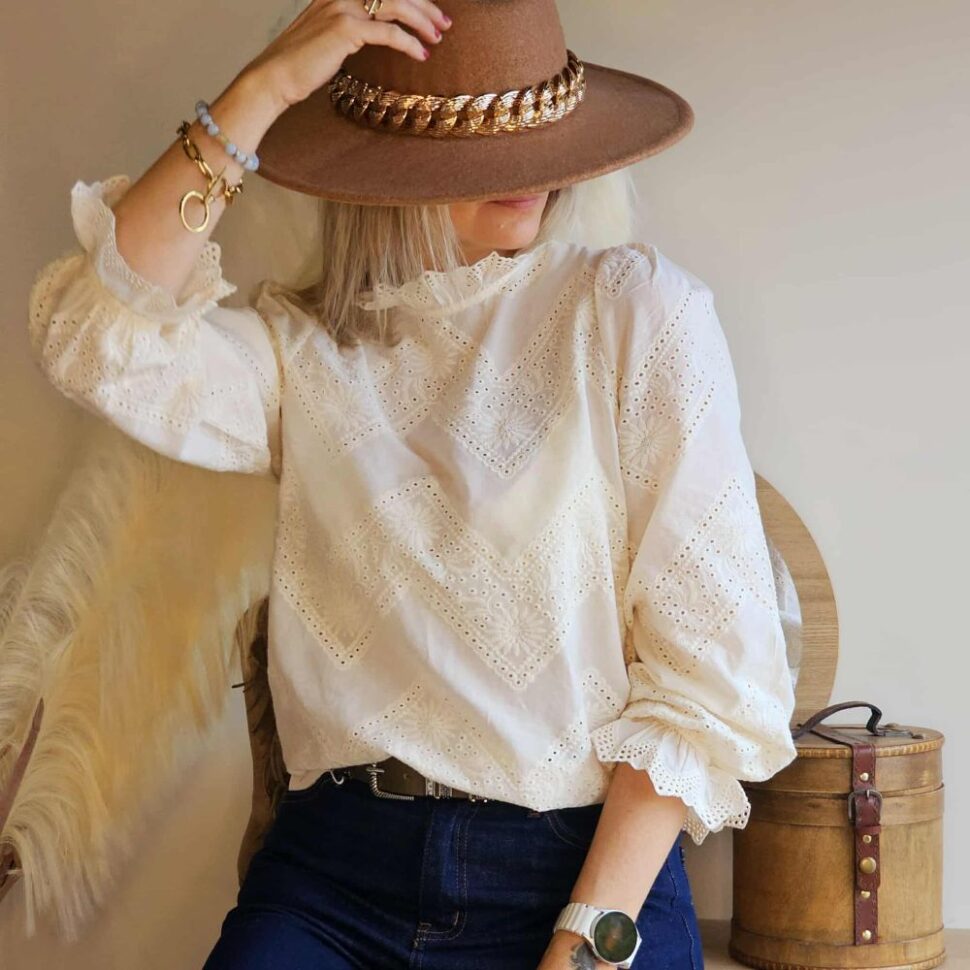 Blouse femme à la broderie anglaise