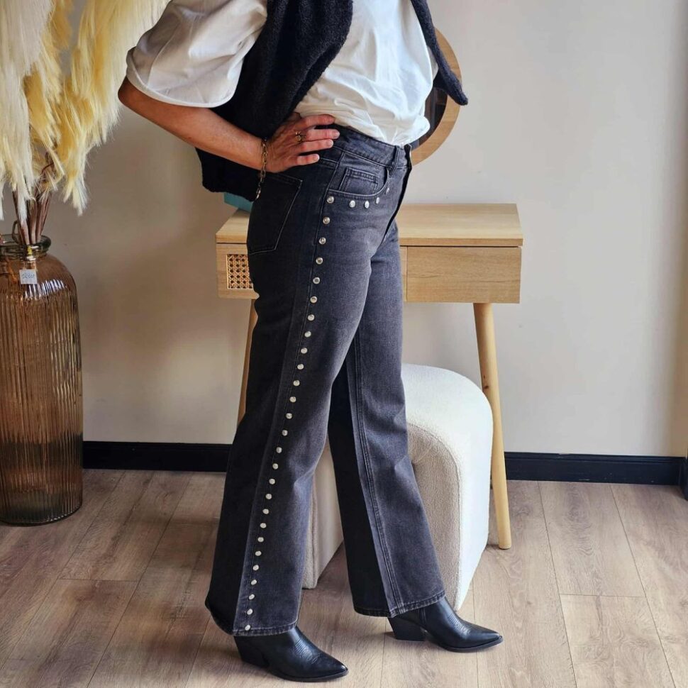 Jean femme avec rivets argentés