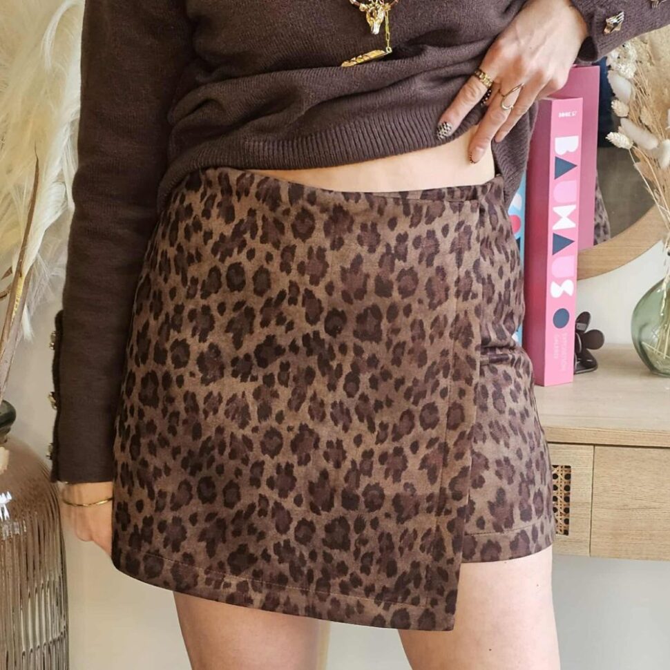 Jupe short coupe asymétrique léopard suédine