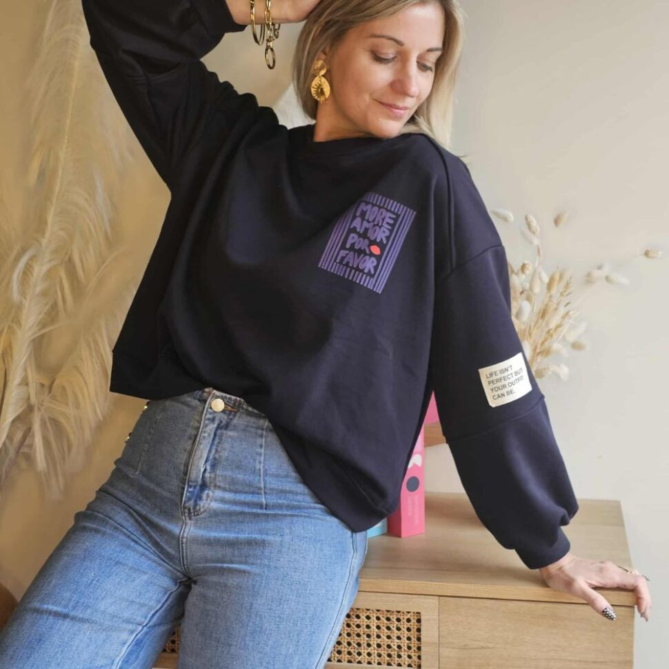 SWEAT BLEU MARINE avec inscription dans le dos MORE AMOR POR FAVOR