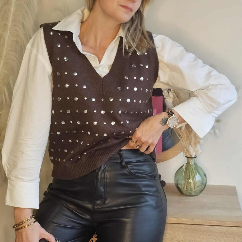 Pull femme sans manches avec clous esprit rock