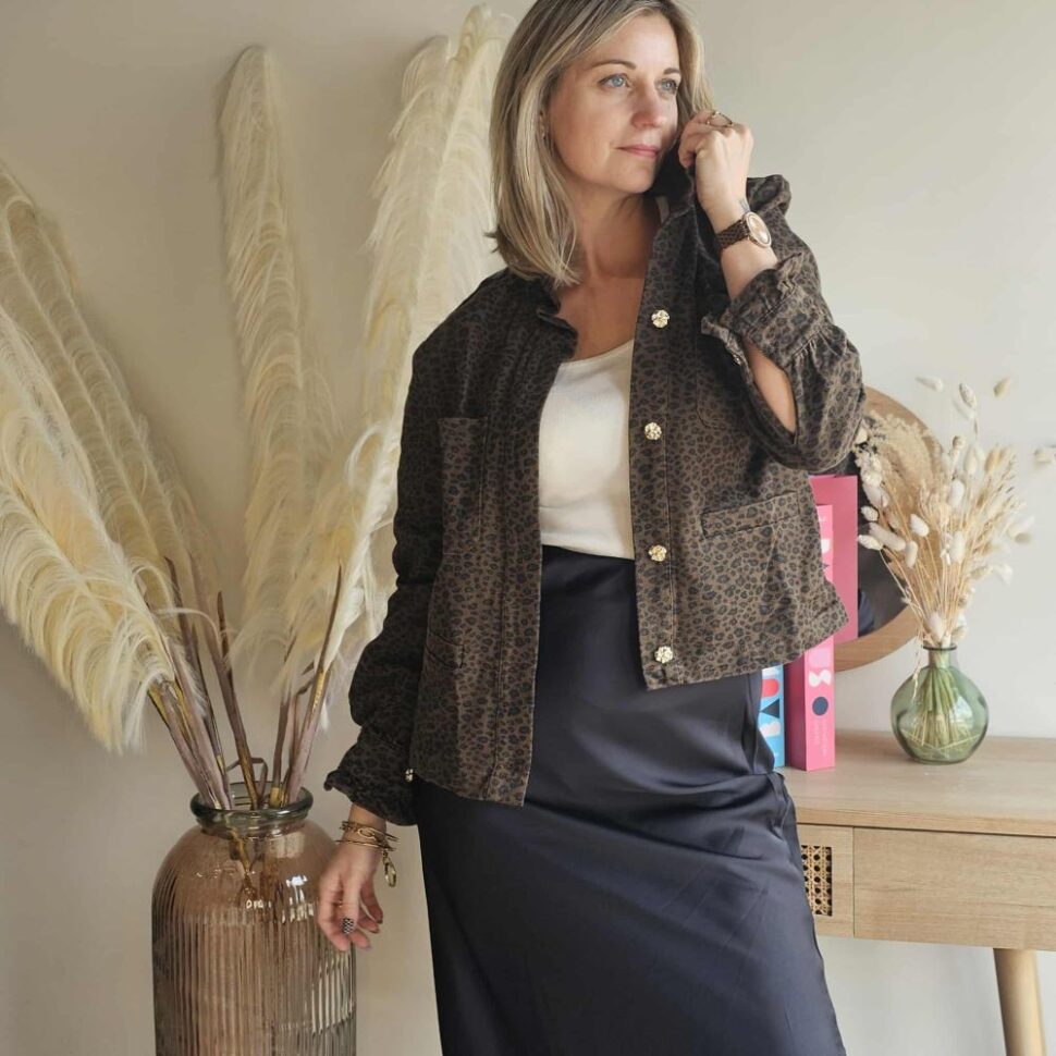 Veste femme a l'imprimé léopard au col volanté