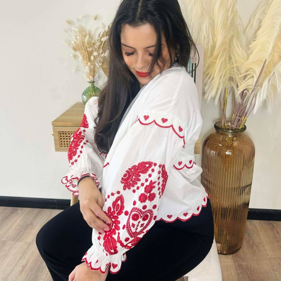 Chemise VALENTINE - aux broderies rouges et motifs coeurs - Mi preciosa