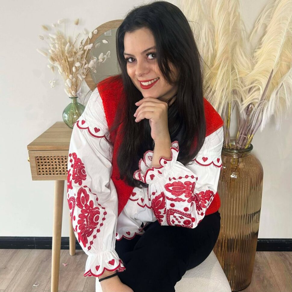 Chemise VALENTINE - aux broderies rouges et motifs coeurs - Mi preciosa