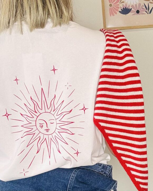 Tee shirt femme et son soleil rouge passion dans le dos