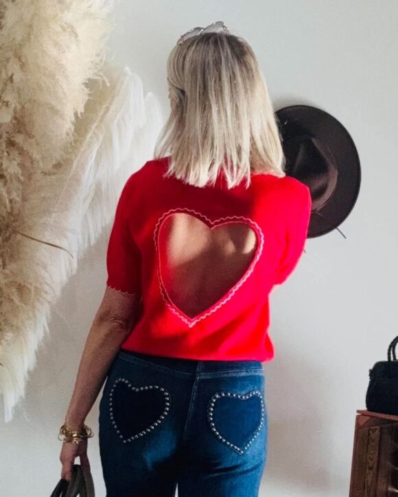 Pull femme rouge avec détail au dos