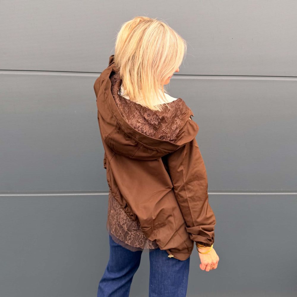 Parka femme chocolat avec finition dentelle